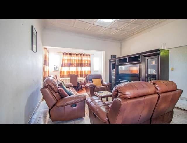 3 BEDROOM HOUSE FOR SALE IN BEZUIDENHOUT VALLEY